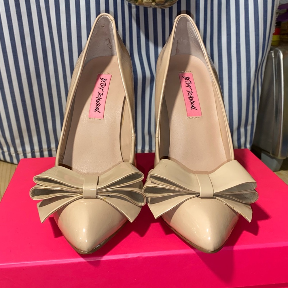 🥰Betsey Johnson Reload Patent Leather Nude Pumps
